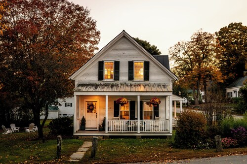 Charming In Village Farmhouse - steps to Historic Grafton Inn