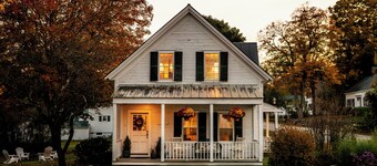 Charming In Village Farmhouse - steps to Historic Grafton Inn