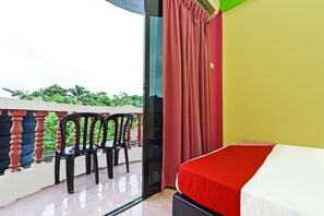 Habitación doble Deluxe, 1 cama Queen size | Escritorio y ropa de cama