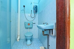 Habitación Deluxe con 2 camas individuales | Baño | Regadera, amenidades de baño gratuitas, toallas