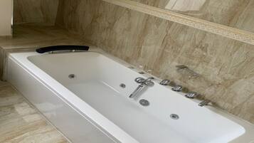 Badkar/dusch, hårtork, handdukar och tvål