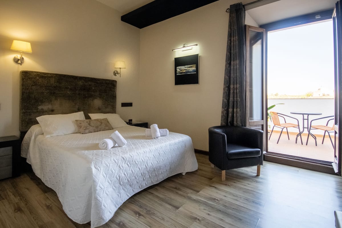 Habitación doble estándar | Decoración personalizada, escritorio, wifi gratis y ropa de cama