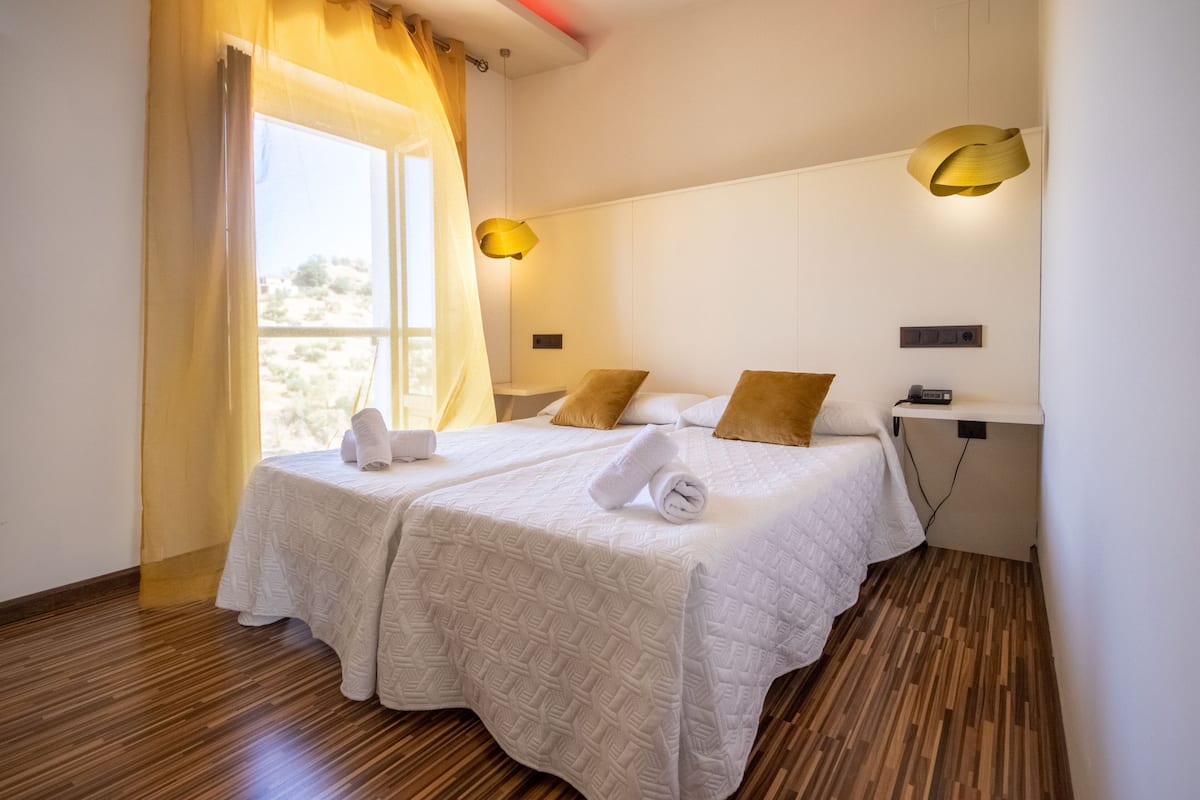 Habitación con 2 camas individuales | Decoración personalizada, escritorio, wifi gratis y ropa de cama