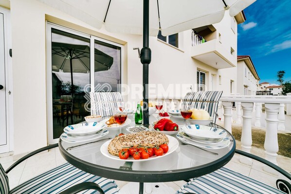 Outdoor dining - Apartment Dora - 3 Bedroom Apartment with Communal Pool in Kapparis (Paralimni)