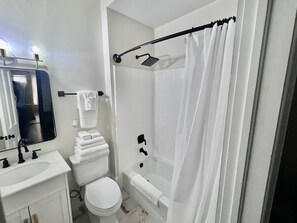 Shower, towels - Historic Courtyard in Forsyth Park, Savannah, Ga. (Savannah)