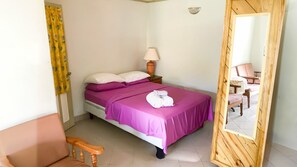 Studiosvit Classic - 1 dubbelsäng - utsikt mot floden | Individuell inredning, unika möbler, skrivbord och arbetsyta för laptop