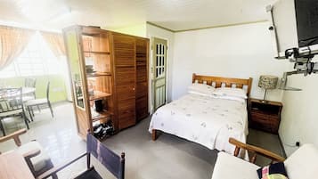 Classic-Studiosuite, 1 Doppelbett, Flussblick | Individuell dekoriert, individuell eingerichtet, Schreibtisch