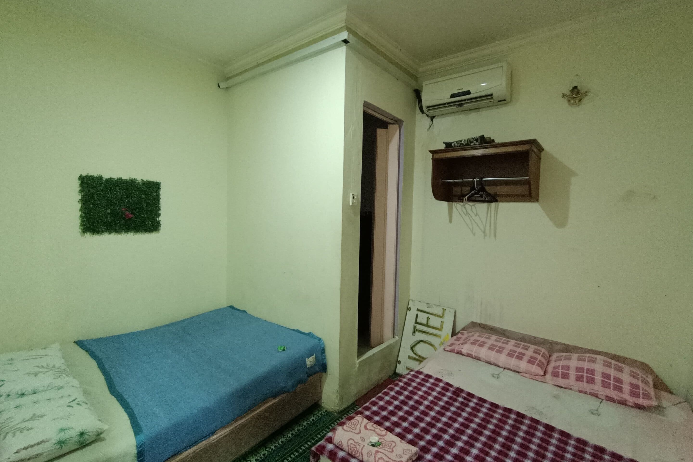 Free WiFi, bed sheets