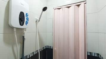 Deluxe Double Room | Bathroom | Shower, towels