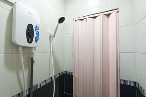 Deluxe Double Room | Bathroom | Shower, towels - OYO 90568 Hotel Sutera Inanam (Kota Kinabalu)