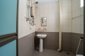 Family Room | Bathroom | Shower, towels - OYO 1194 Best Stay Hotel Pangkor (Pangkor Island)