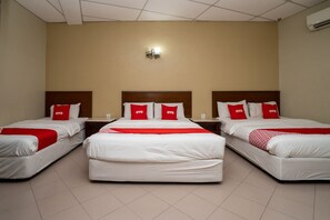 Laptop workspace, free WiFi, bed sheets - OYO 1194 Best Stay Hotel Pangkor (Pangkor Island)