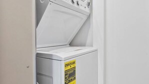 Une machine à laver blanche, ornée d’un autocollant jaune indiquant « GUIDE ÉNERGÉTIQUE » et d’une étiquette de prix de 17 dollars.