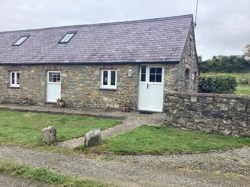 Cosy, comfortable, quiet location, close to Pembs coast path,