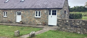 Cosy, comfortable, quiet location, close to Pembs coast path,
