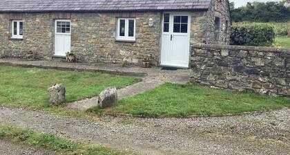 Cosy, comfortable, quiet location, close to Pembs coast path,