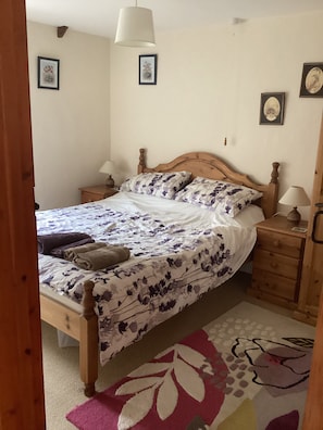 2 bedrooms, iron/ironing board, travel cot, free WiFi - Cosy, comfortable, quiet location, close to Pembs coast path, (Newport)