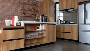 Microondas, parrilla de estufa y utensilios de cocina