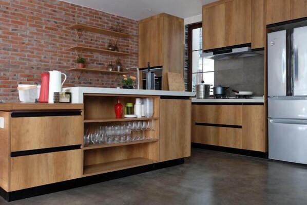 Mikroaaltouuni, liesi, keittoastiat/astiat/ruokailuvälineet