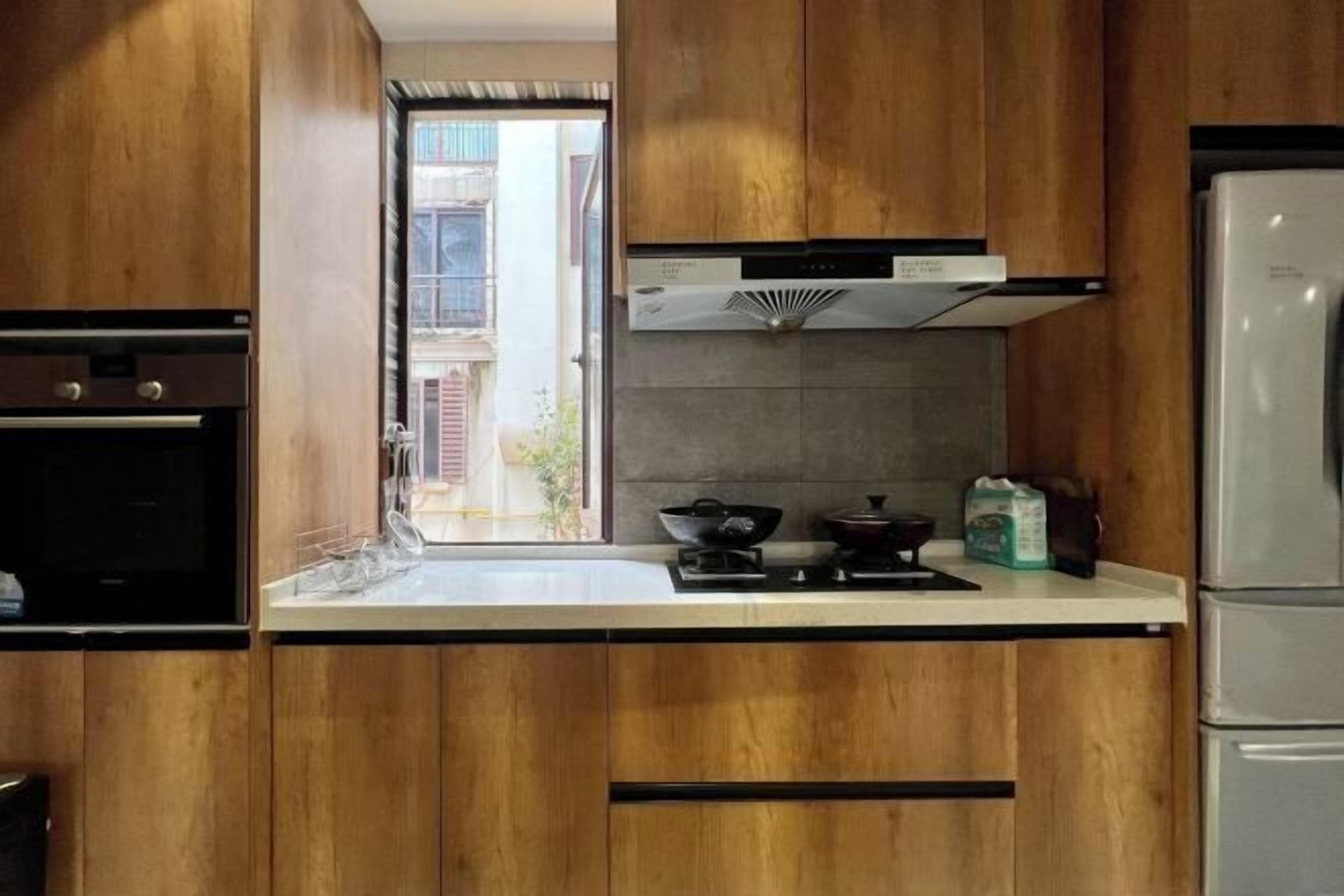 Microwave, kompor, dan peralatan masak/sendok-piring