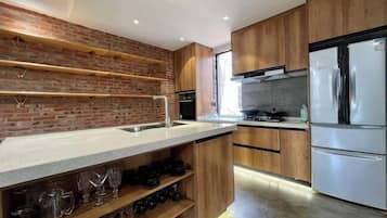 Microwave, stovetop, cookware/dishes/utensils