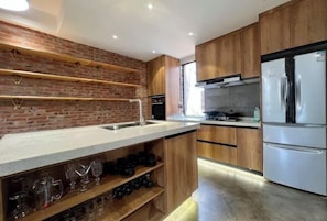 Microwave, stovetop, cookware/dishes/utensils - Guisu Villa Dian Lake (Kunming)