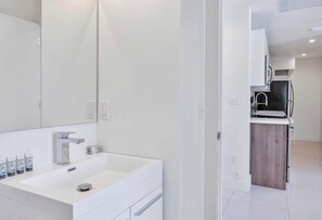 Rainfall showerhead, towels