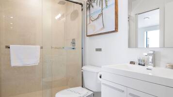 Rainfall showerhead, towels