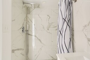Douche, sèche-cheveux, shampoing