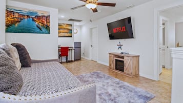 TV, fireplace, stereo