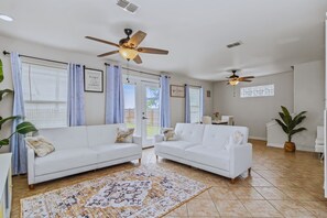 Télévision, cheminée, chaîne hi-fi