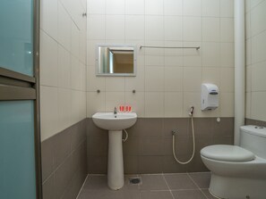 Shower, towels - OYO 90585 D Pearl Hotel (George Town)