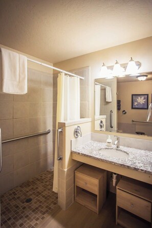 Baignoire, serviettes fournies, savon, shampoing