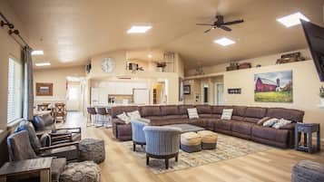 Smart-tv, een open haard, een dvd-speler en tafelvoetbal