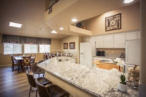 ثلاجة، ميكروويف، فرن، موقد طهي مسطح