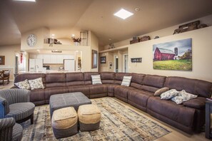 تلفزيون ذكي، مدفأة، مشغل دي في دي، كرة قدم الطاولة