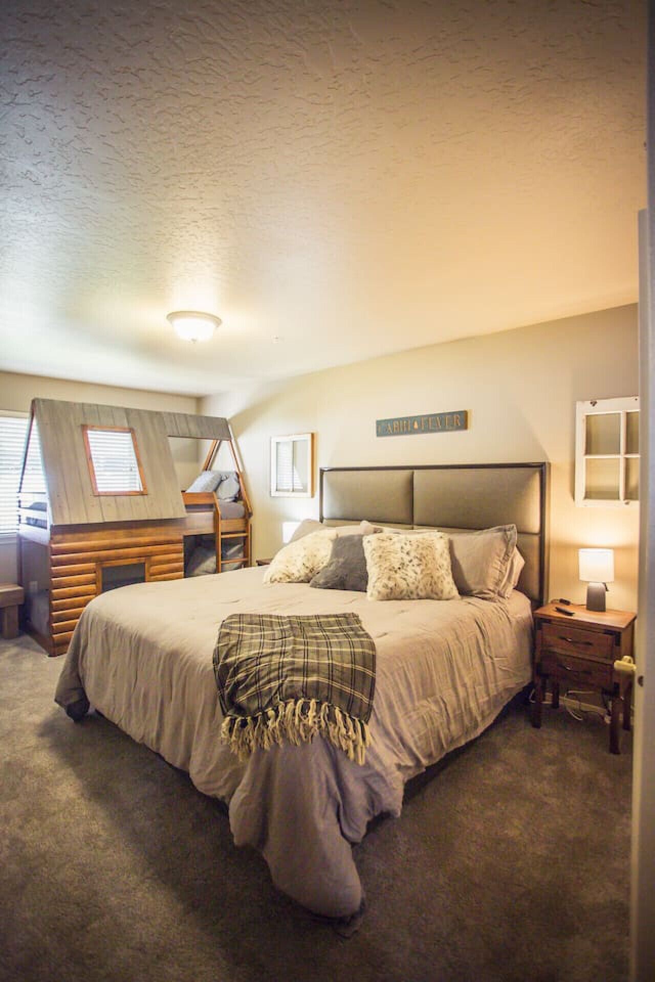 Desk, travel cot, free WiFi, bed sheets