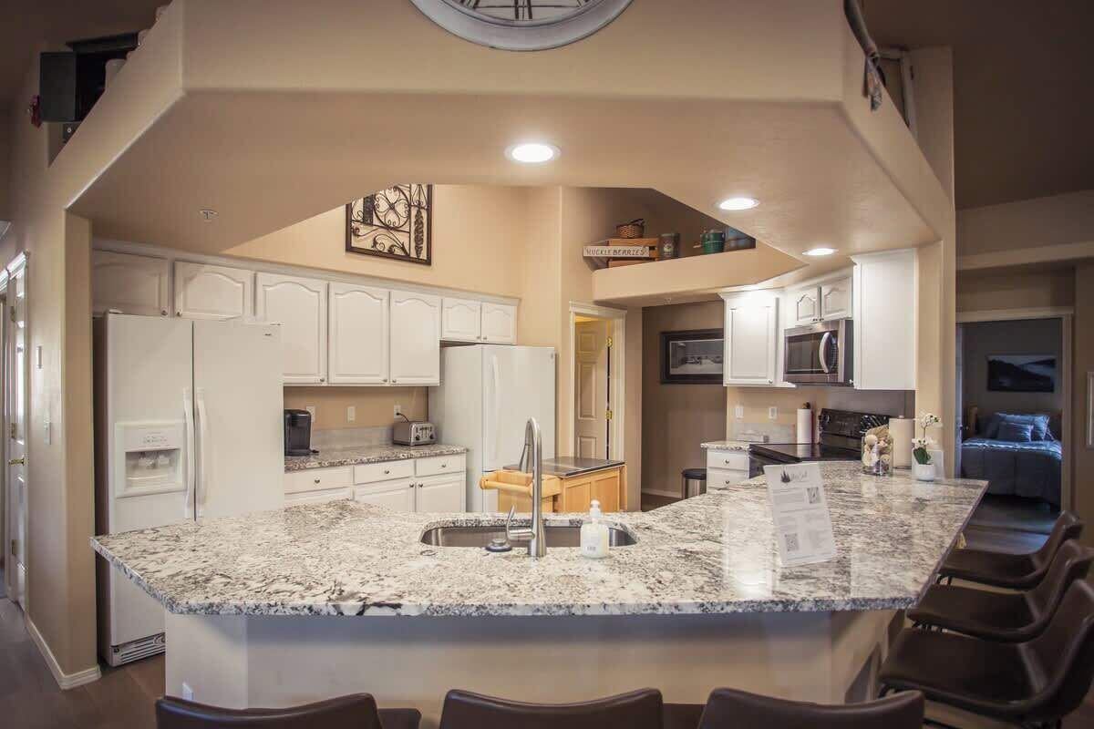 Kjøleskap, mikrobølgeovn, ovn og kokeplater