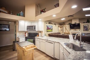 ثلاجة، ميكروويف، فرن، موقد طهي مسطح