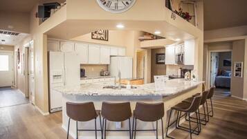 Een koelkast, een microgolfoven, een oven, een kookplaat