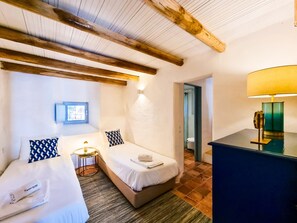 2 slaapkamers, een strijkplank/strijkijzer, gratis wifi, beddengoed