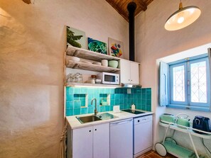 Een koelkast, een microgolfoven, een oven, een vaatwasser