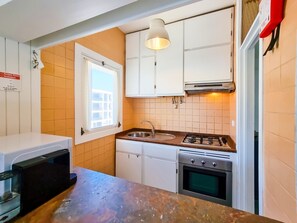 Køleskab, ovn, kaffe-/temaskine, brødrister