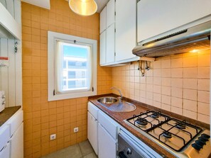 Een koelkast, een oven, een koffiezetapparaat/waterkoker