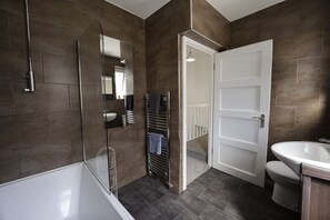 Combined shower/tub
