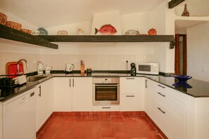 Kühlschrank, Mikrowelle, Ofen, Wasserkocher mit Kaffee-/Teezubehör