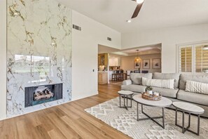 TV connectée, cheminée, livres, espaces bureaux