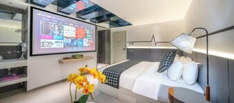 Zhiling Homestay (Five Star Street City Center)