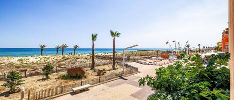 Una spiaggia nelle vicinanze