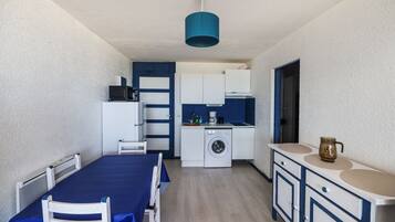 Een koelkast, een microgolfoven, een koffiezetapparaat/waterkoker